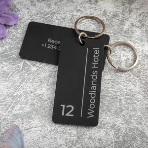 Chaveiro de acrílico preto personalizado para hotel – Chaveiro com gravação personalizada (80 x 40 mm)
