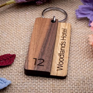 Etiqueta de hotel personalizada con nombre y número de habitación - Llavero de motel personalizado - Llavero único para hoteles - Llavero de madera grabado.