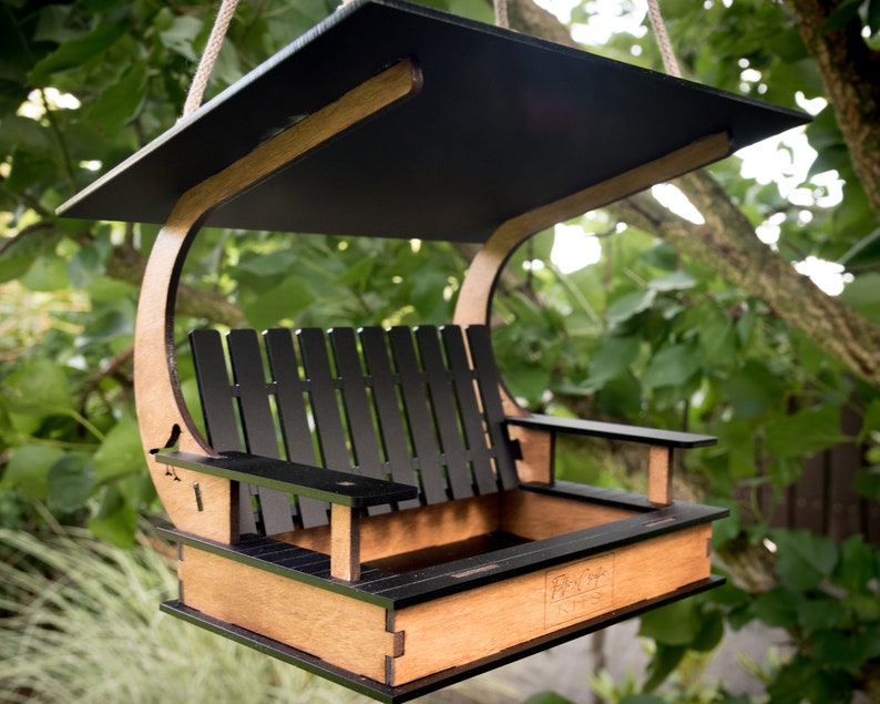 Vogelhaus Bausatz, Modell Swing aus schwarzem mattem Acryl und Birkensperrholz mit Palisanderbeize. Perfekt als handgemachtes Geschenk. Bild 1