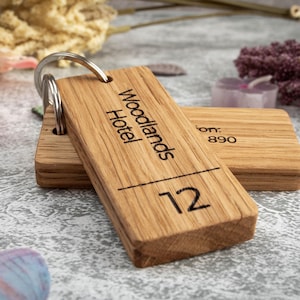 Gepersonaliseerde eikenhouten hotelsleutelhanger: gegraveerde houten sleutelhanger