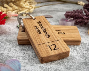 Portachiavi personalizzato in legno di quercia per hotel: portachiavi in legno inciso