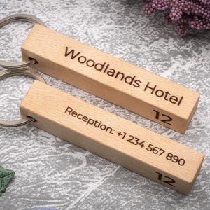 Buchenholz Schlüsselanhänger nach Wunsch: Individueller Hotel Schlüsselanhänger aus Buchenholz