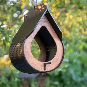 Vogelhaus Modell Teardrop Garten, handgemachtes Geschenk für Vogelliebhaber Gartendekor aus Holz Teil montiert. Bild 5