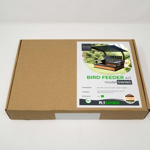 Vogelvoederset, Swing-model gemaakt van zwart mat acryl en berkenmultiplex met palissanderbeits. Ideaal als handgemaakt cadeau. afbeelding 9