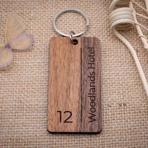 Porte-clés d'hôtel personnalisé - Porte-clés de motel personnalisé avec nom et numéro de chambre - Porte-clés unique pour complexes hôteliers - Porte-clés sur mesure avec gravure.
