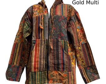 Puede incluir: Una chaqueta con capucha de patchwork beige, dorado y multicolor con cierre de cremallera. La chaqueta presenta una variedad de patrones, incluyendo rayas, diseños florales y formas geométricas. #1 Beige Gold Multi