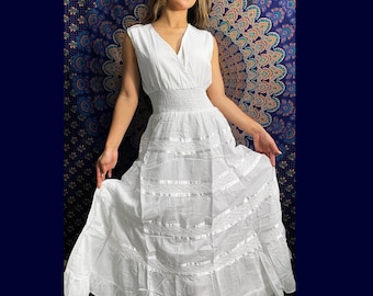 Weiß gestickte Spitze wickelte V-Ausschnitt ärmelloses abgestuftes Boho gekräuseltes Maxi langes Sommerkleid # 1 Plus Größe weißes Kleid