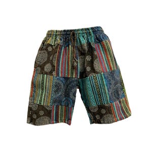 Op de afbeelding: Patchwork shorts met een kleurrijk gestreept en paisley patroon. De shorts hebben een trekkoord in de taille en zijn gemaakt van een zachte, comfortabele stof.