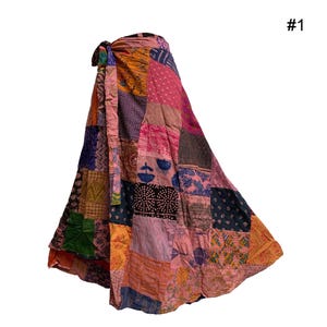 Może przedstawiać: Kolorowa patchworkowa spódnica wiązania z zapięciem na kokardkę. Spódnica jest wykonana z różnych tkanin w odcieniach różowego, fioletowego, niebieskiego, zielonego i pomarańczowego. #1