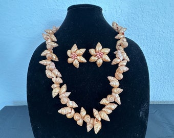 Ensemble collier et boucles d'oreilles vintage 1950 en coquillages de troca de Liberty House Hawaii