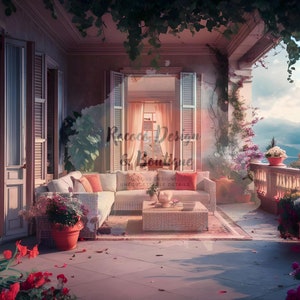 Puede incluir: Un conjunto de muebles de patio de mimbre blanco con un sofá seccional y una mesa de café en un balcón con vista a las montañas en la distancia. El balcón está decorado con plantas en macetas y flores.