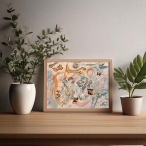 Può includere: Dipinto di arte astratta in una cornice di legno. L'opera presenta un mix di colori, tra cui arancione, blu e oro, con pennellate ed elementi strutturati. Il dipinto è esposto su una superficie di legno con piante in vaso su entrambi i lati.