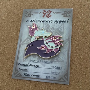 Puede incluir: Un pin de esmalte dorado con un monstruo Mizutsune azul y morado de la serie de videojuegos Monster Hunter. El pin tiene el texto "A Mizutsune's Appeal" y detalles sobre la caza del monstruo, incluyendo la recompensa en dinero, la ubicación y el límite de tiempo.