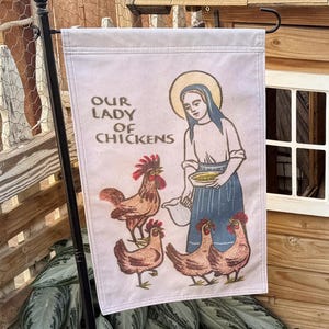 Flaga ogrodowa Matki Boskiej Kurczaków | Flaga ogrodowa katolicka | Styl vintage, dwustronna flaga zewnętrzna 12x18, z grafiką Ade Bethune, do domów wiernych