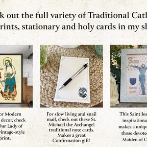 K&ouml;nnte beinhalten: Das Bild zeigt eine Auswahl an traditionellen katholischen Kunstdrucken, Schreibwaren und Heiligenkarten. Es umfasst einen gerahmten "Our Lady of Chickens" Druck, Notizkarten mit einem Stift und ein gerahmtes Zitat der Heiligen Johanna von Orleans. Text: "Entdecken Sie die ganze Vielfalt an traditionellen katholischen Kunstdrucken, Schreibwaren und Heiligenkarten in meinem Shop!"