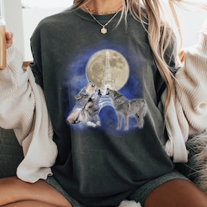 Vintage 90s Wolf Graphic T-shirt, Retro Moon Shirt for Wolf Lovers, 2000s Alpha Wolf Moon and Nature Shirt, Oversized Unisex Nostalgic Tee