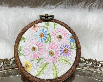 Petite broderie florale vintage en cerceau