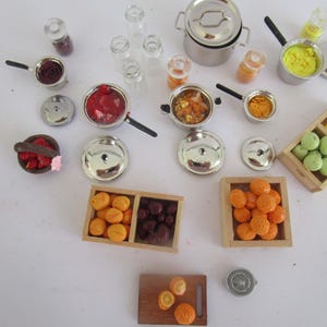 Escala 1:12: elaboración de conservas en la cocina de la casa de muñecas