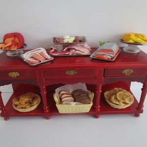 Desayuno continental Dollhouse y aparador que sirve un desayuno buffet.