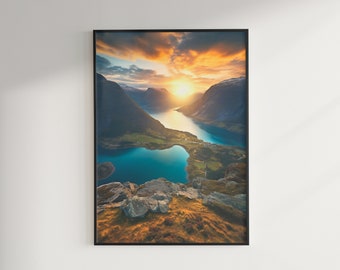 Hisnande norsk fjord vid solnedgången - Fotorealistisk landskapskonst - Digital nedladdning