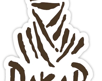 Puede incluir: Una pegatina troquelada que presenta un gráfico de color marrón oscuro de una persona con un tocado tradicional, con la palabra DAKAR impresa en una fuente de estilo dibujado a mano debajo de la figura, sobre un fondo blanco liso.