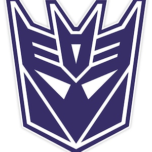 Könnte beinhalten: Ein violetter und weißer Aufkleber mit dem Decepticon-Logo, einem stilisierten Robotergesicht mit scharfen, kantigen Zügen, einer spitzen Stirn und einem geometrischen Kinn, alles umrandet von einem dicken weißen Rand auf weißem Grund.