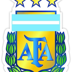 Puede incluir: Una pegatina con el escudo de la Asociación del Fútbol Argentino que presenta un escudo dorado, letras AFA azules y laureles verdes. Sobre el escudo hay tres estrellas amarillas con bordes azules y una franja horizontal azul claro y blanca.