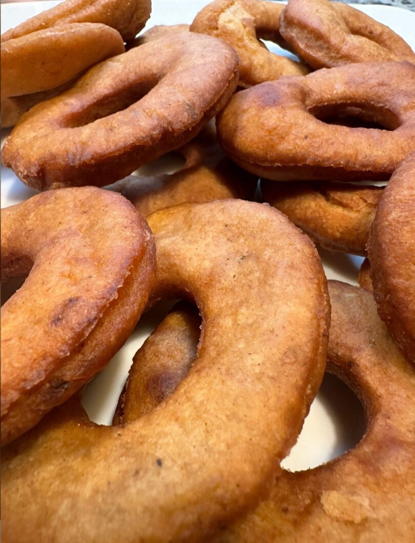 Kokiyòl,leckere haitianische Donuts. Du bekommst ein Dutzend