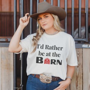 Ik ben liever in de schuur, country girl shirt, cadeau voor paardeneigenaar, paardenliefhebber cadeau, boerderijmeisje t-shirt, schuurshirt, comfortkleuren