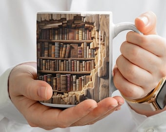 Op de afbeelding: Witte keramische mok met een 3D-afbeelding van een boekenkast vol met oude boeken. De boekenkast lijkt in een houten muur te zijn gebouwd.