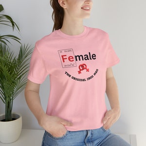Manches courtes unisexe au design féminin - Tableau périodique des données tendance, t-shirt original Iron Man en coton doux - Cadeau parfait pour maman et elle image 1