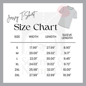 Peut inclure: Un tableau des tailles blanc pour un t-shirt jersey, avec des mesures en pouces. Le tableau comprend les tailles S, M, L, XL, 2XL et 3XL, d&eacute;taillant la largeur, la longueur et la longueur des manches pour chaque taille. Le texte "Jersey T-Shirt" est en haut.