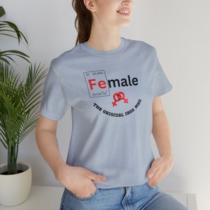 Manches courtes unisexe au design féminin - Tableau périodique des données tendance, t-shirt original Iron Man en coton doux - Cadeau parfait pour maman et elle image 4