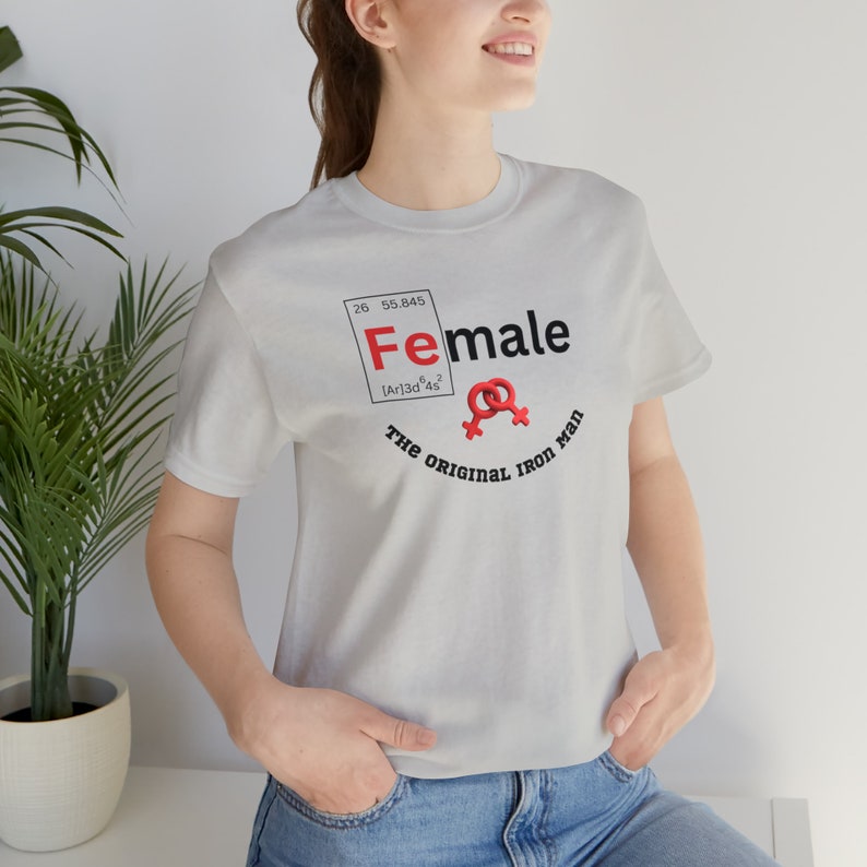 Manches courtes unisexe au design féminin - Tableau périodique des données tendance, t-shirt original Iron Man en coton doux - Cadeau parfait pour maman et elle image 6