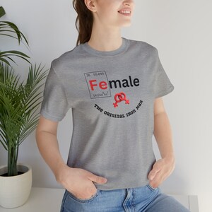 Manches courtes unisexe au design féminin - Tableau périodique des données tendance, t-shirt original Iron Man en coton doux - Cadeau parfait pour maman et elle image 3