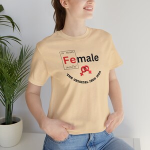 Manches courtes unisexe au design féminin - Tableau périodique des données tendance, t-shirt original Iron Man en coton doux - Cadeau parfait pour maman et elle image 7