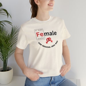 Manches courtes unisexe au design féminin - Tableau périodique des données tendance, t-shirt original Iron Man en coton doux - Cadeau parfait pour maman et elle image 5
