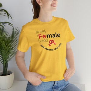 Manches courtes unisexe au design féminin - Tableau périodique des données tendance, t-shirt original Iron Man en coton doux - Cadeau parfait pour maman et elle image 10