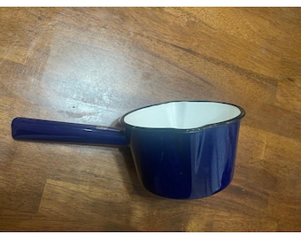 Cacerola de esmalte azul cobalto Kockums Sweden con doble pico, estilo moderno de mediados de siglo.