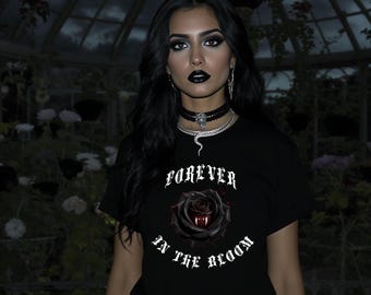 Gotisch shirt met de tekst "Forever in Bloom", donker cottagecore rozen T-shirt, macaber bloemen T-shirt, gotische botanische grafische kleding, romantisch cadeau voor goths