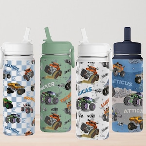 Könnte beinhalten: Sechs Wasserflaschen mit farbenfrohen Monster-Truck-Designs. Jede Flasche hat ein anderes Muster, darunter karierte, Berg- und Rennflaggenmotive. Namen wie "Francis", "Tucker" und "Lucas" sind auf einigen Flaschen aufgedruckt. Die Flaschen haben einen Strohhalm und einen Griff.