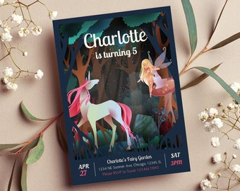 Può includere: Un invito blu con un design a intaglio che presenta un unicorno e una fata in un ambiente boschivo. Il testo sulla carta recita "Charlotte compie 5 anni" e include i dettagli per una festa da giardino fatato.