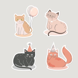 Könnte beinhalten: Set mit vier Katzenaufklebern in verschiedenen Posen. Eine Katze hält Luftballons, andere tragen Partyhüte. Die Katzen sind in Orange-, Grau- und Schwarztönen gehalten, mit weißen Umrissen. Die Aufkleber befinden sich auf einem hellgrauen Hintergrund.