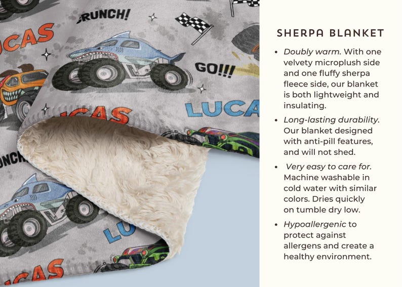 Op de afbeelding: Een grijs en wit sherpa-deken met een monstertruck-ontwerp. Het deken heeft een blauwe monstertruck met de naam "Lucas" erop gedrukt. De tekst "Go!!!" staat ook op het deken.