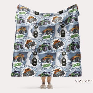 Puede incluir: Una manta de franela azul y blanca con un estampado de estilo c&oacute;mic de monster trucks. Los camiones son naranja, verde y negro con el nombre "Lucas" impreso en cada cami&oacute;n. La manta mide 60 pulgadas por 80 pulgadas.