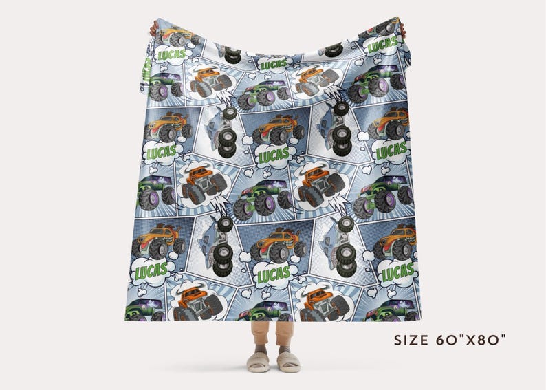 Puede incluir: Una manta de franela azul y blanca con un estampado de estilo c&oacute;mic de monster trucks. Los camiones son naranja, verde y negro con el nombre "Lucas" impreso en cada cami&oacute;n. La manta mide 60 pulgadas por 80 pulgadas.