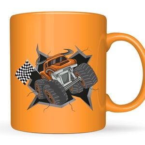 Pu&ograve; includere: Tazza in ceramica arancione con un camioncino mostro di cartone animato che sfonda un muro. Il camioncino ha una bandiera a scacchi e sta guidando verso lo spettatore.