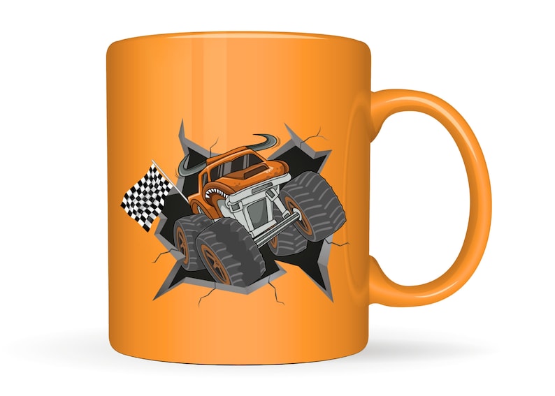 Pu&ograve; includere: Tazza in ceramica arancione con un camioncino mostro di cartone animato che sfonda un muro. Il camioncino ha una bandiera a scacchi e sta guidando verso lo spettatore.
