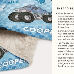 Pu&ograve; includere: Una coperta in sherpa blu e bianca con un design di camion mostro e il nome "COOPER" stampato su di essa. La coperta &egrave; morbida e soffice, perfetta per coccolarsi sul divano.