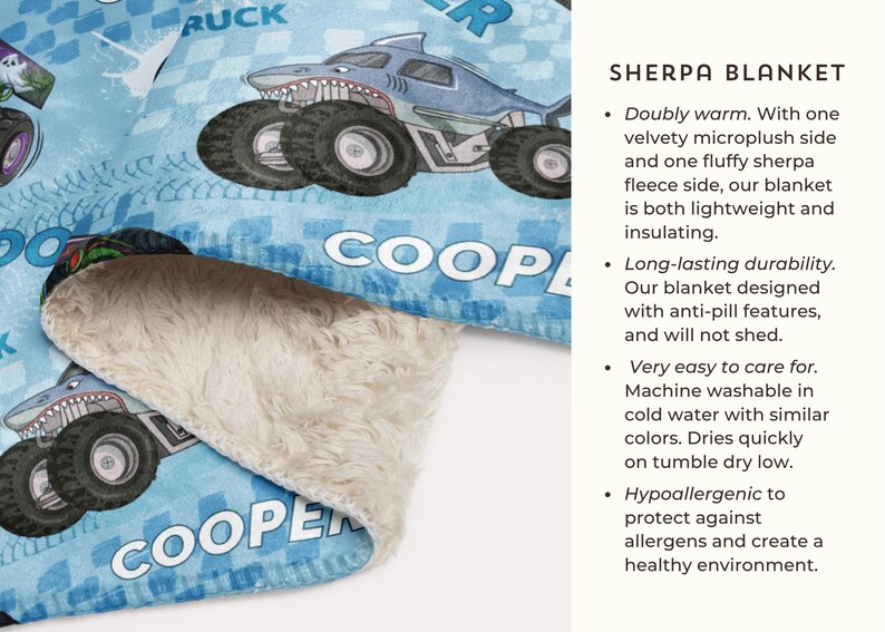 Pu&ograve; includere: Una coperta in sherpa blu e bianca con un design di camion mostro e il nome "COOPER" stampato su di essa. La coperta &egrave; morbida e soffice, perfetta per coccolarsi sul divano.